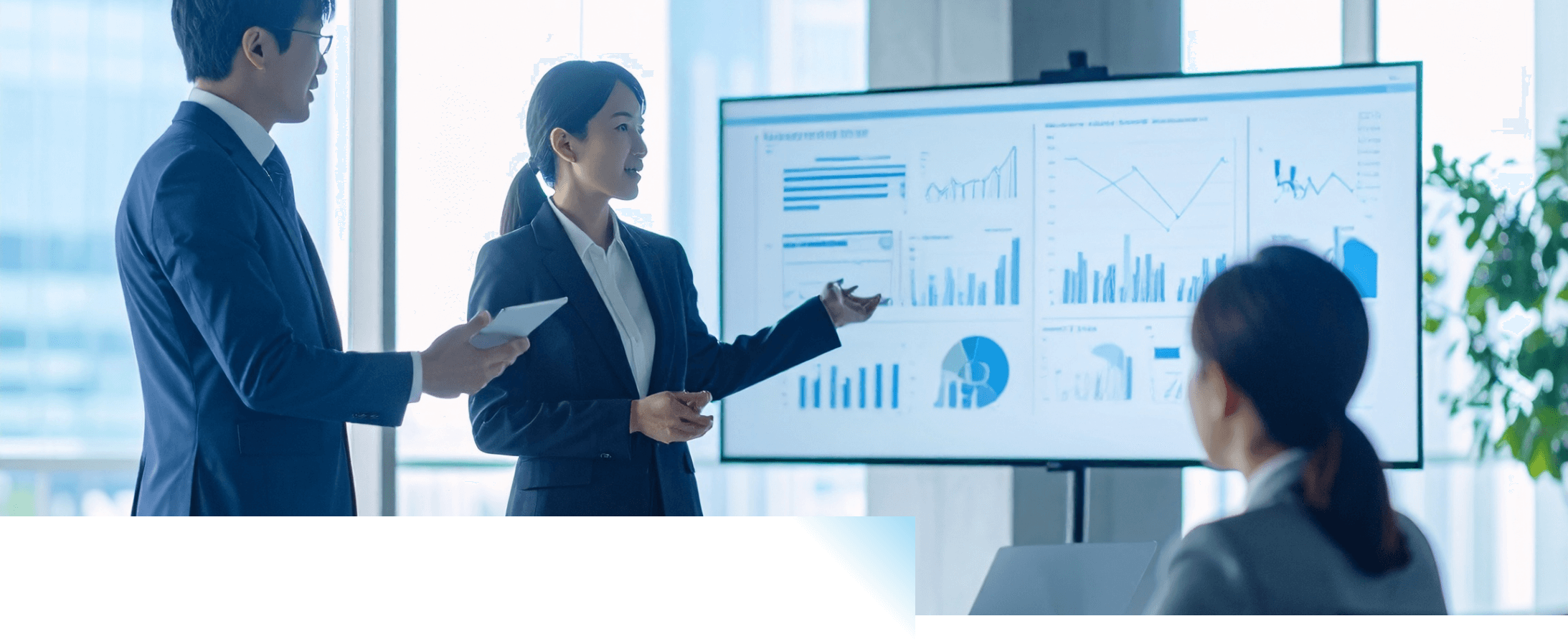 スクリーンを見ながらミーティングをするスタッフの様子