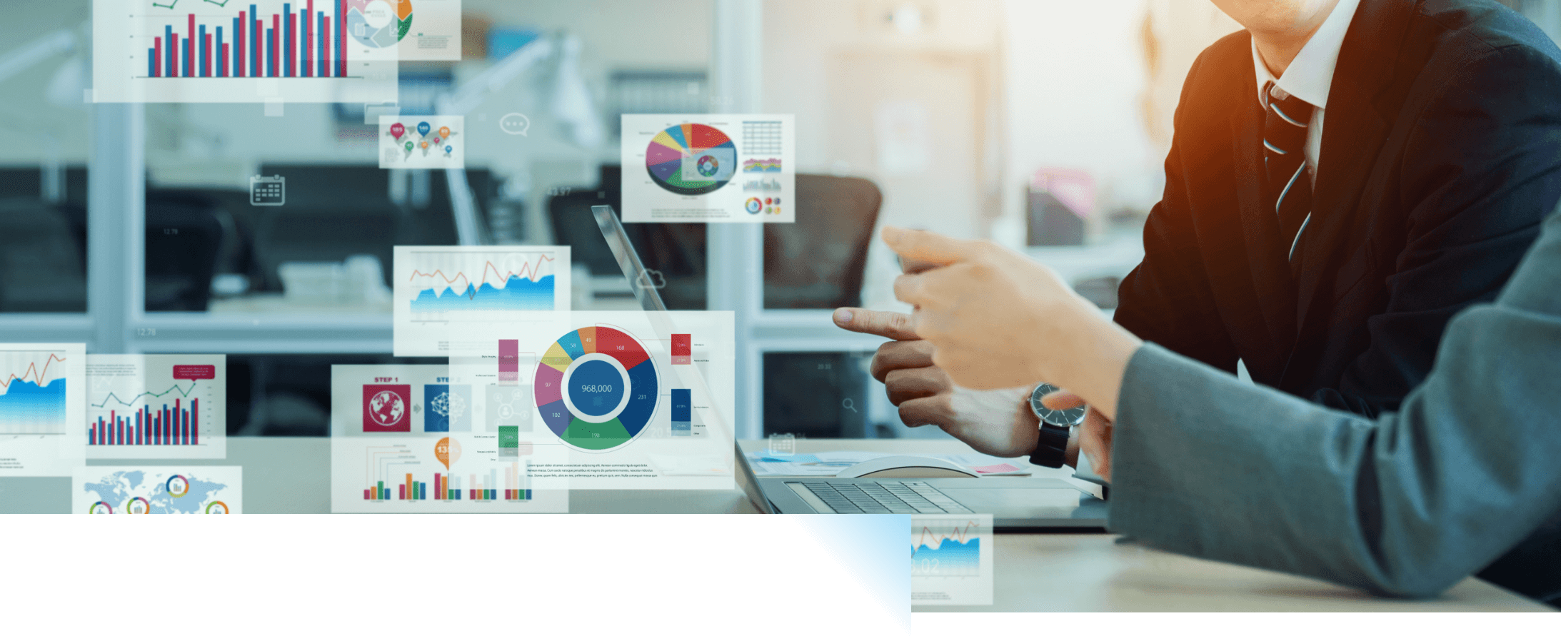 パソコンのモニターを見ながらミーティングする様子