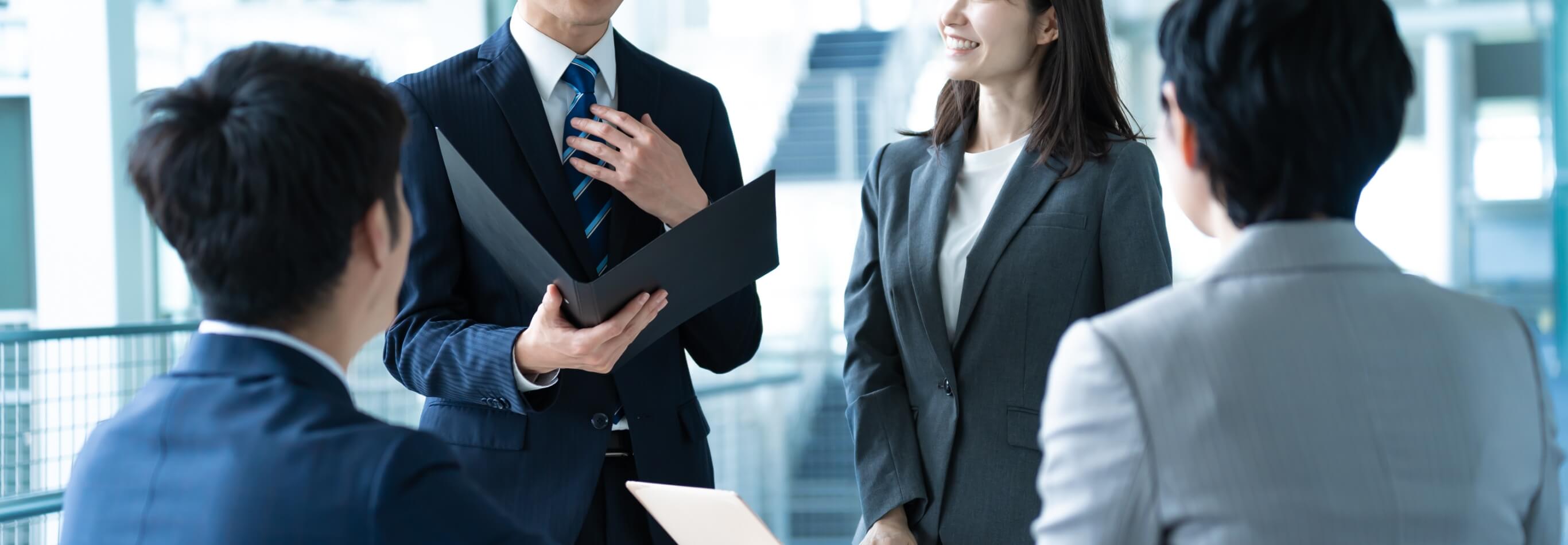 ミーティングをする様子の画像